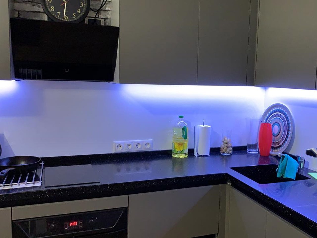 Подсветка угловой кухни с разрывом с выключателем "взмах руки" отзыв iqlux Михаил 20_03_20 фото