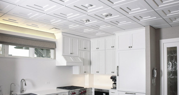 потолок на кухне варианты отделки эконом класса — полимерная плитка фото
