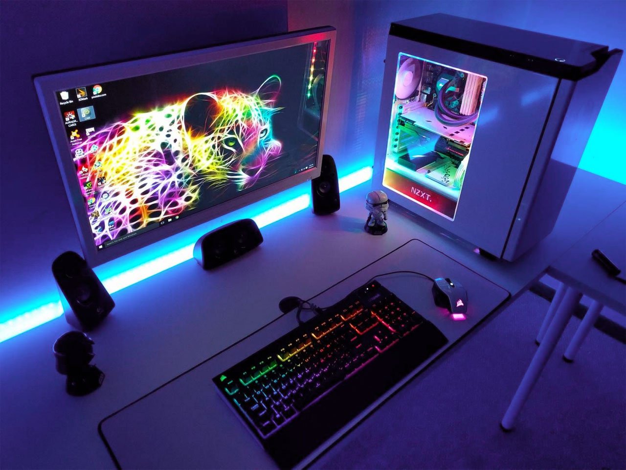 подсветка компьютерного стола в комнате геймера фото